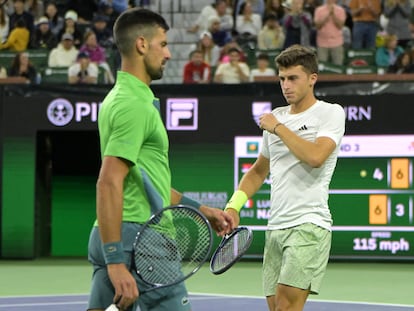 Djokovic y Nardi, en un instante del partido en Indian Wells.