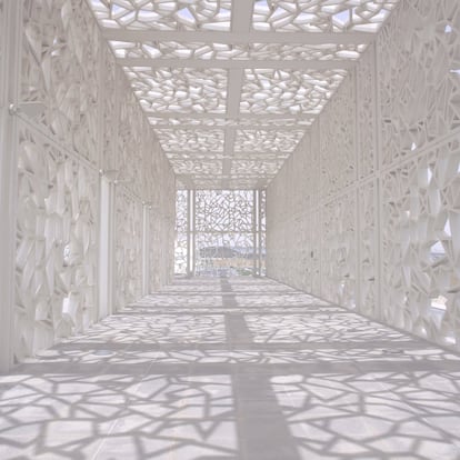 En la luz, imagen de un espacio ceremonial de la Fundación Qatar, en Doha, proyectado por el arquitecto japonés Arata Isozaki.<br><br><i>Un columpio vacío en el patio de un colegio en Egipto, una palmera muerta en Arabia Saudí, una novia en un chiringuito en Sudán… “Líneas, volúmenes y escenas de la vida cotidiana que pueden pasar inadvertidos, pero que hablan de un lugar y su cultura. De su pasado y su futuro”.</i></br>