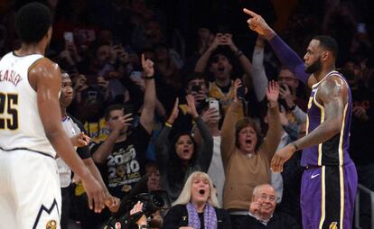 LeBron James celebra su plusmarca histórica.