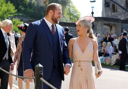 O jogador de futebol inglês James Haskell e Chloe Madeley entram na capela de São Jorge.