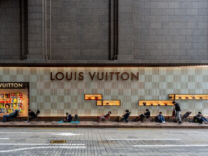 Cola ante la tienda de Louis Vuitton en Shinsegae, en Seúl, el 5 de septiembre de 2021.