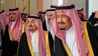 El rey Salmán de Arabia Saudí (derecha) este lunes antes de pronunciar un discurso en Riad.