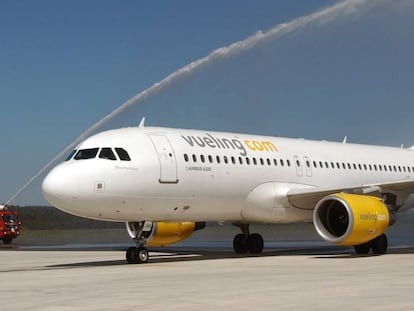 Un avi&oacute;n de la compa&ntilde;&iacute;a Vueling