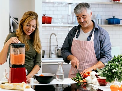 ¿No sabes por donde empezar para cocinar saludable? Echa un vistazo a estos diez utensilios de primeras marcas para lograrlo.