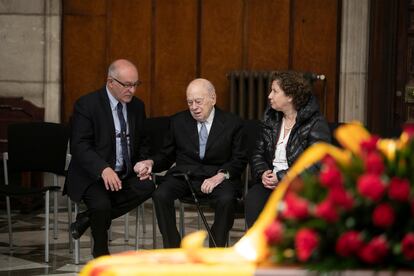 Capilla ardiente de  Josep Maria Espinàs en el Palau de la Generalitat . En la imagen familiares de Espinàs con Jordi Pujol.  Massimiliano Minocri