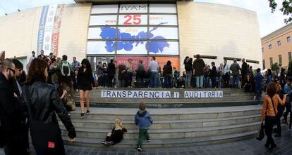 Más de 200 personas se concentraron este sábado ante el IVAM para pedir una auditoría de la etapa de Consuelo Ciscar al frente del museo.