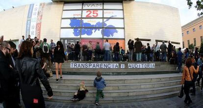 M&aacute;s de 200 personas se concentraron este s&aacute;bado ante el IVAM para pedir una auditor&iacute;a de la etapa de Consuelo Ciscar al frente del museo. 