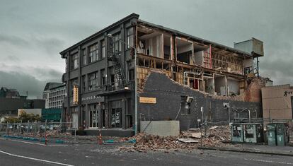 Un edificio de Christchurch con parte de la fachada lateral derrumbada tras el terremoto que ha sacudido Nueva Zelanda. La ciudad ha quedado en gran parte reducida a escombros, "es una zona de desastre total", como ha declarado el primer ministro neozelandés, John Key.