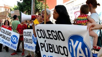 Madres del Russafa en un acto reivindicativo para exigir a la Generalitat la construcción del colegio