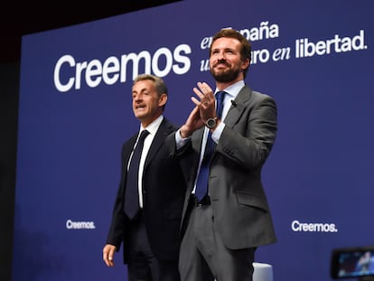 El presidente del PP, Pablo Casado, junto al expresidente francés Nicolas Sarkozy durante la Convención Nacional del PP, el pasado 29 de septiembre en Madrid.