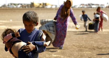 Una familia de kurdos sirios en Suruc.