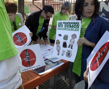 Varios profesores de un instituto de Alcorcón (Madrid) preparan carteles de protesta.