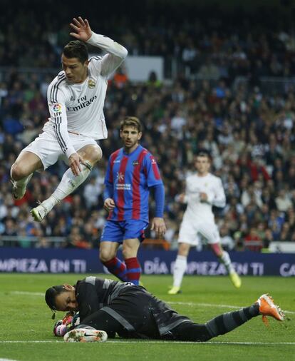 Ronaldo salta a Keylor Navas.