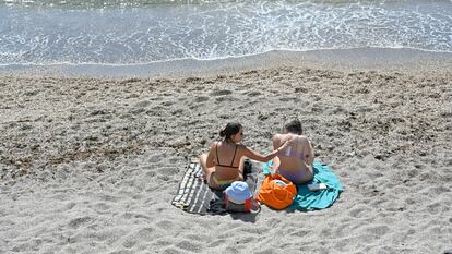 Un par de jóvenes en la playa.