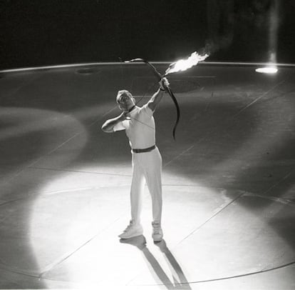 L'arquer Antonio Rebollo, es disposa a llançar sobre el peveter la fletxa amb la qual s'encendrà la flama que presidirà els Jocs Olímpics de Barcelona, durant la cerimònia d'inauguració el 25 de juliol del 1992.