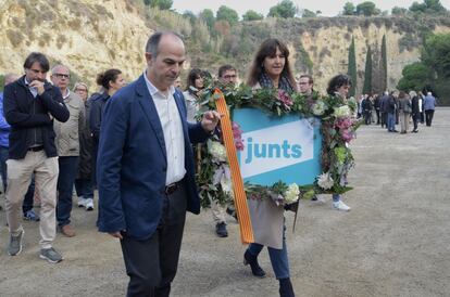 El secretario general de Junts per Catalunya, Jordi Turull, y la presidenta de la formación, Laura Borràs, depositan una ofrenda floral durante el acto de conmemoración del 82º aniversario de la muerte del 'expresident'  Lluís Companys, el sábado en Barcelona.