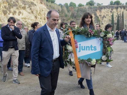 El secretario general de Junts per Catalunya, Jordi Turull, y la presidenta de la formación, Laura Borràs, depositan una ofrenda floral durante el acto de conmemoración del 82º aniversario de la muerte del 'expresident'  Lluís Companys, el sábado en Barcelona.