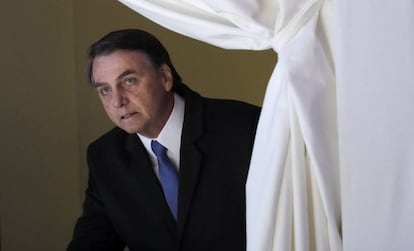 Jair Bolsonaro entra no palco para seu discurso, que durou menos de dez minutos.