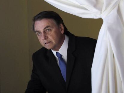 Jair Bolsonaro entra no palco para seu discurso, que durou menos de dez minutos.