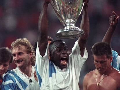 El jugador del Olympique de Marsella, Boli, alza la Copa de Europa, después de vencer al Milan en la final en Munich en 1993.