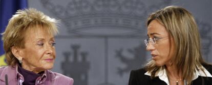 María Teresa Fernández de la Vega, a la izquierda, y Carme Chacón, tras un Consejo de Ministros.