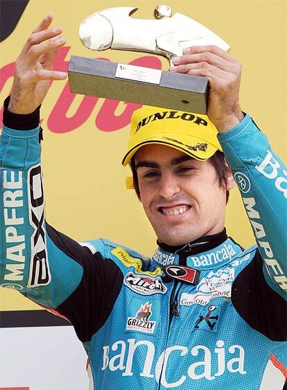 El piloto español de Aprilia celebra su triunfo en 125cc