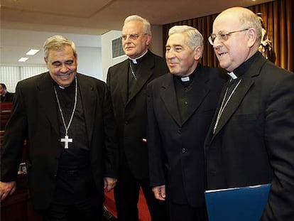 Obispos en la asamblea extraordinaria; entre ellos, Ricardo Blázquez (derecha) y el cardenal de Sevilla, Carlos Amigo (segundo por la izquierda).