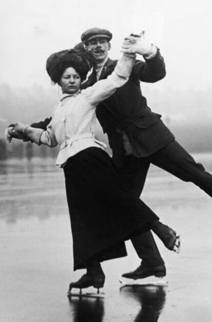 Una pareja patina en un lago al norte de Londres en torno a 1910.