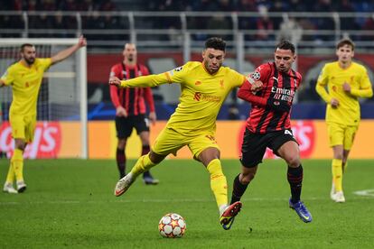 Oxlade-Chamberlain (izquierda) protege el balón ante Bennacer.