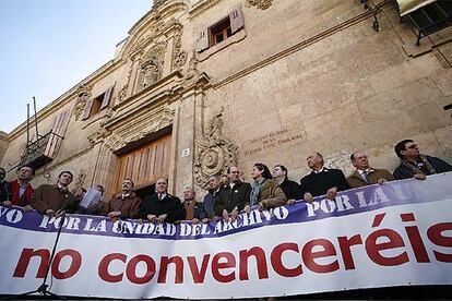 Cabecera de la concentración de ayer a las puertas del Archivo de Salamanca.