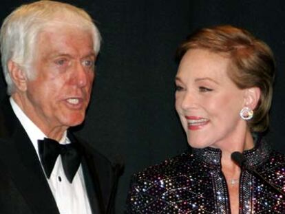 Dick Van Dyke y Julie Andrews llegan a la gala del aniversario.