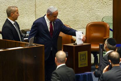 Benjamín Netanyahu deposita su voto en el Parlamento, el pasado miércoles en Jerusalén.