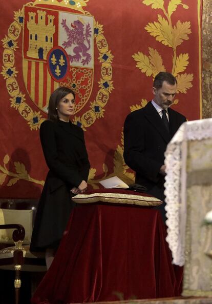 El rey Felipe VI y la reina Letizia, presiden hoy en la basílica del Monasterio de San Lorenzo de El Escorial una misa conmemorativa del 25 aniversario del fallecimiento de don Juan de Borbón.