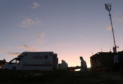 Personal médico transfiere a un paciente de una comunidad del amazonas peruano a una ambulancia con destino al hospital regional de Iquitos.