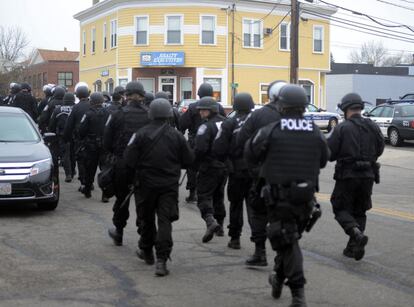 Agentes de la policía en la localidad de Watertown. Tres días después de que dos bombas matasen a tres personas en la meta del maratón de Boston, la policía ha lanzado una operación de caza contra los sospechosos.