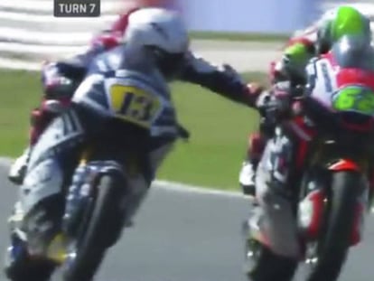 Momento en el que Fenati toca el freno de Manzi.