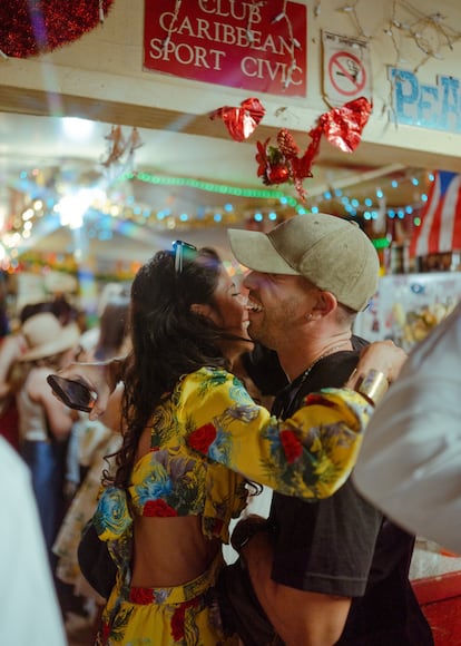 La gente baila en el interior de Toñita ⁣Caribbean Social Club.