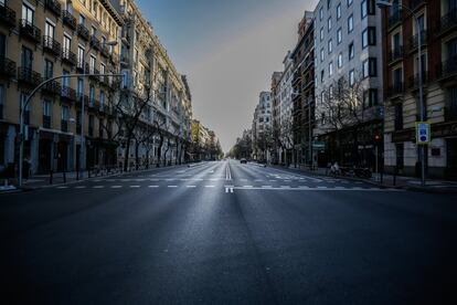 La calle Alcalá a la altura de Príncipe de Vergara sin apenas tráfico, este sábado.