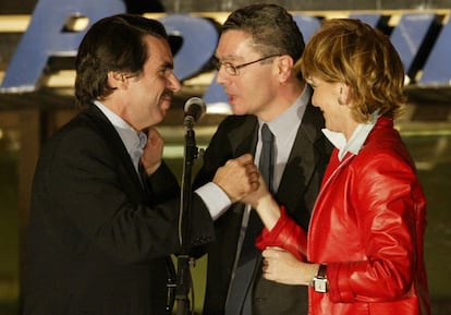 Esperanza Aguirre junto a José María Aznar y Alberto Ruiz Gallardón en el balcón de Génova tras ganar las elecciones municipales del 25 mayo de 2003, debido al pacto electoral del PSOE e IU no se pudo sentar en la presidencia de la Comunidad