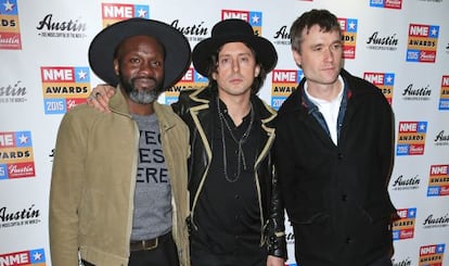 Gary Powell Carl Barat y John Hassall deThe Libertines en la fiesta de los NME Awards en Londres.  