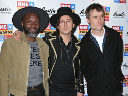 Gary Powell Carl Barat y John Hassall deThe Libertines en la fiesta de los NME Awards en Londres.  