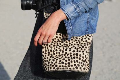 Detalle de su bolso con animal print.