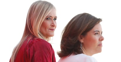 La presidenta regional Cristina Cifuentes junto a la vicepresidenta del Gobierno Soraya Sáenz de Santamaría durante los actos del 2 de mayo en Puerta del Sol. 