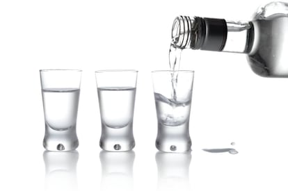 <p class="p1"><strong>¿Quién lo dice? </strong>Varios camareros entrevistados por la publicación <a href="http://www.businessinsider.com/bartenders-judge-vodka-drinkers-2017-11" target="_blank"><em>Bussiness Insider</em></a> para obtener perfiles de cada tipo de cliente bebedor <br /><span class="s1"><strong>¿Cómo lo prueba? </strong></span> La experiencia de camareros como Anjali Sharma, de Atlanta, Kylie Siegel, de Nueva York, o Emily Doyle, de Dublín, nos dice que los consumidores de vodka suelen ser los más problemáticos. "Es para gente que quiere cagarla y olvidar sus problemas", afirma uno de ellos. "Mis clientes no dejan que sus amigos salgan con parejas que beben vodka: creen que son más básicas", afirma Siegel. "No pidas vodka, por favor, os convierte en un demonio", remata Emily.</p>