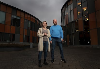 Miia Bergman, subdirectora, y Jarkko Tuomennoro, director del instituto de Ylöjärvi, en Tampere.