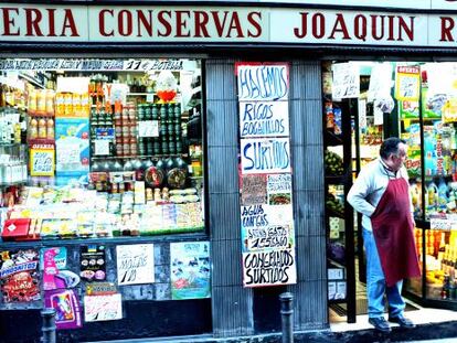 Un ultramarinos de toda la vida en la calle de La Palma, en el madrile&ntilde;o barrio de Malasa&ntilde;a. 