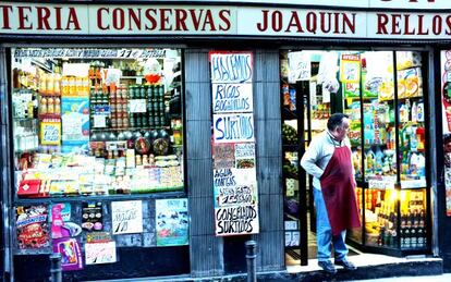 Un ultramarinos de toda la vida en la calle de La Palma, en el madrileño barrio de Malasaña.