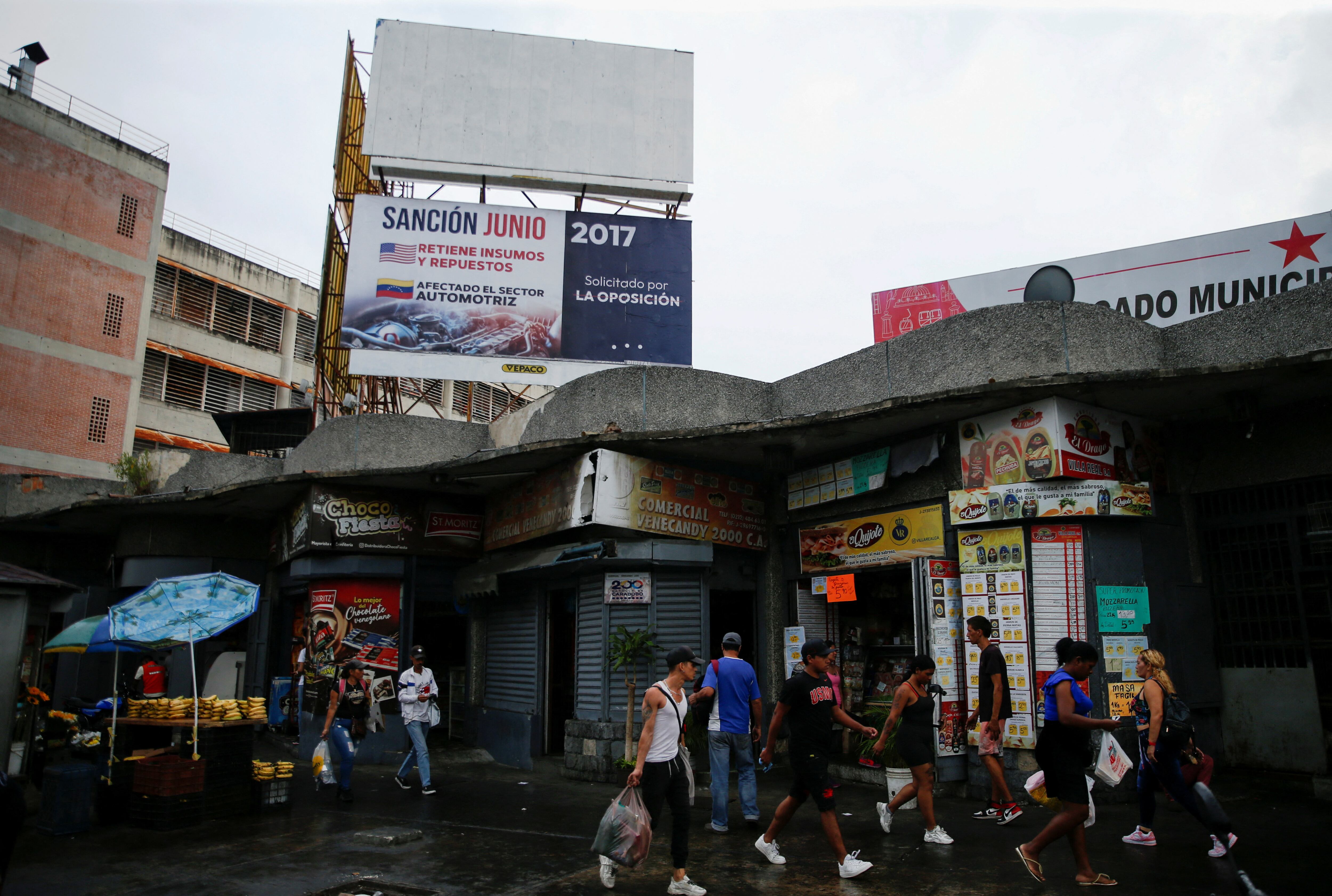 Peatones en las calles de Caracas (Venezuela), el 17 de abril.