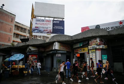 Pedestrians in the streets of Caracas (Venezuela), on April 17.