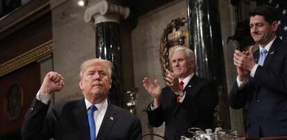 Donald J. Trump  frente al vice presidente Mike Pence y el portavoz de los republicanos de la cámara  Paul Ryan